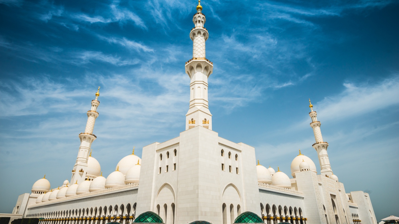 Белая мечеть под красивым голубым небом