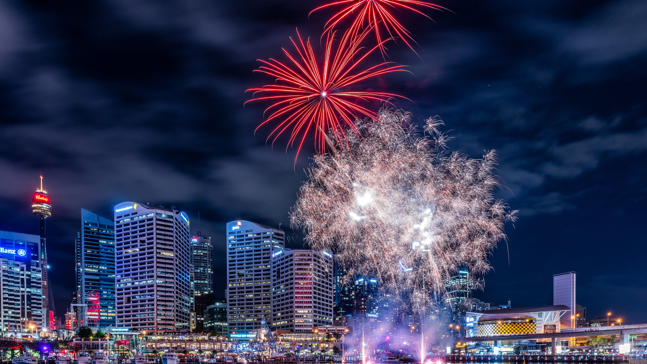 Красивый праздничный салют на фоне ночного города Сидней