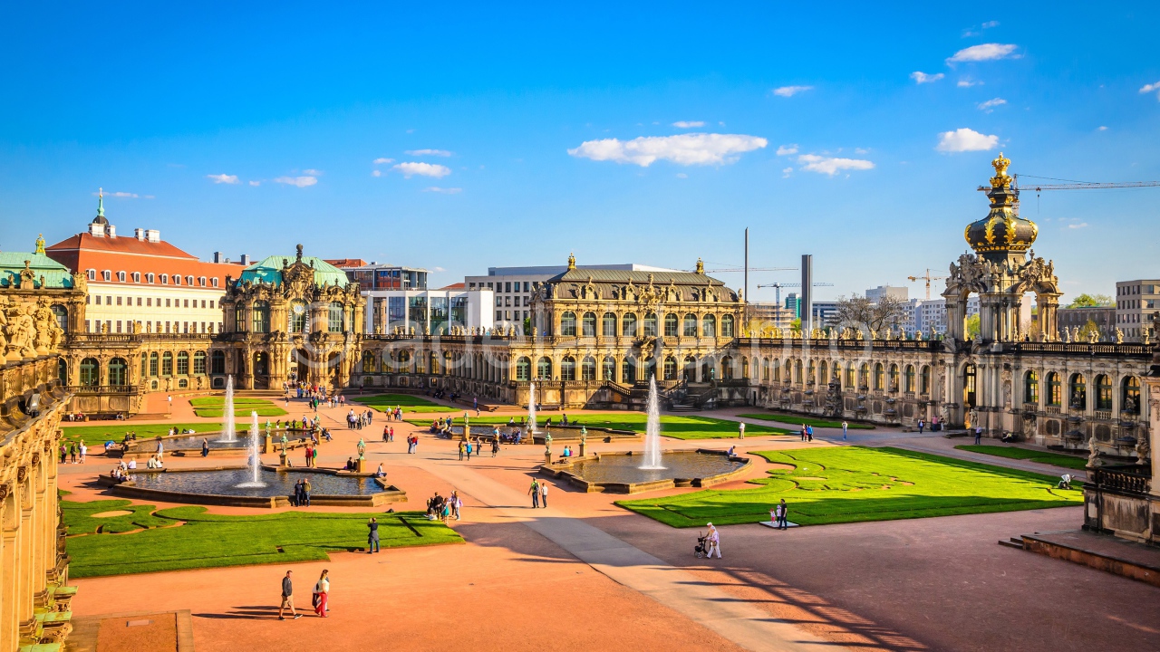 Вид на дворцово парковый комплекс Цвингер под голубым небом, Дрезден. Германия