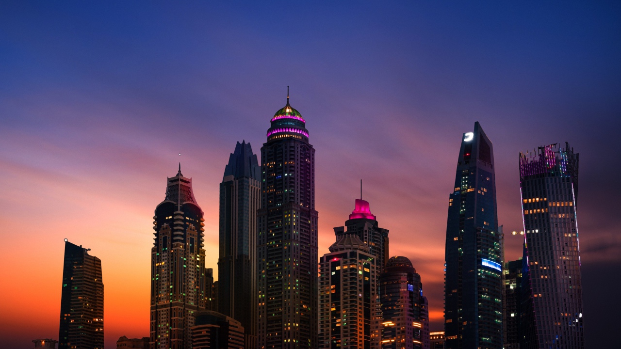 Высокие небоскребы под пасмурным небом, Дубае 
