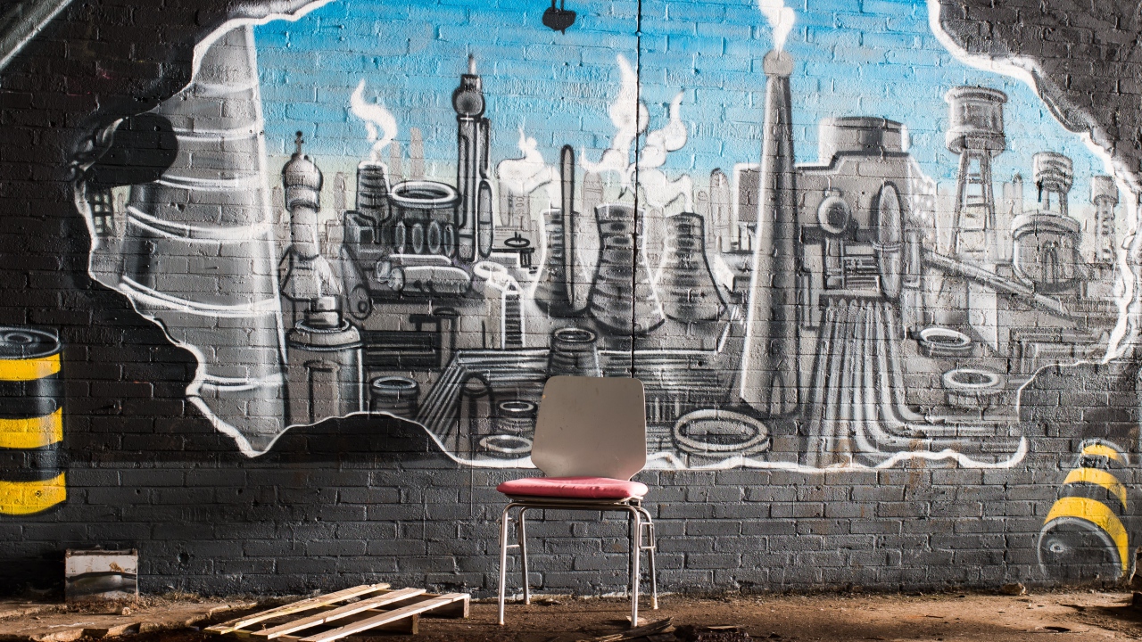 Стул стоит у кирпичной стены с граффити