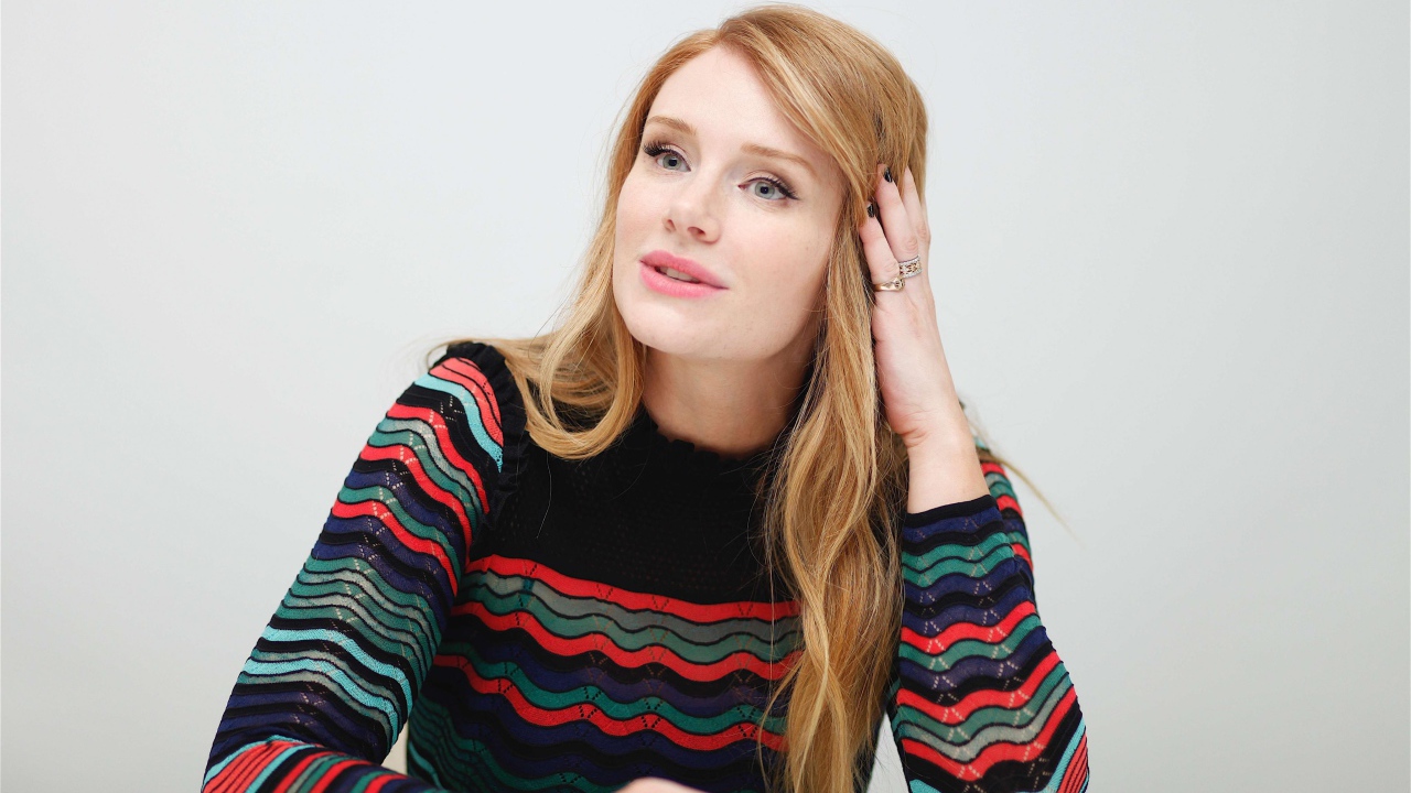 Актриса Брайс Даллас Ховард на сером фоне