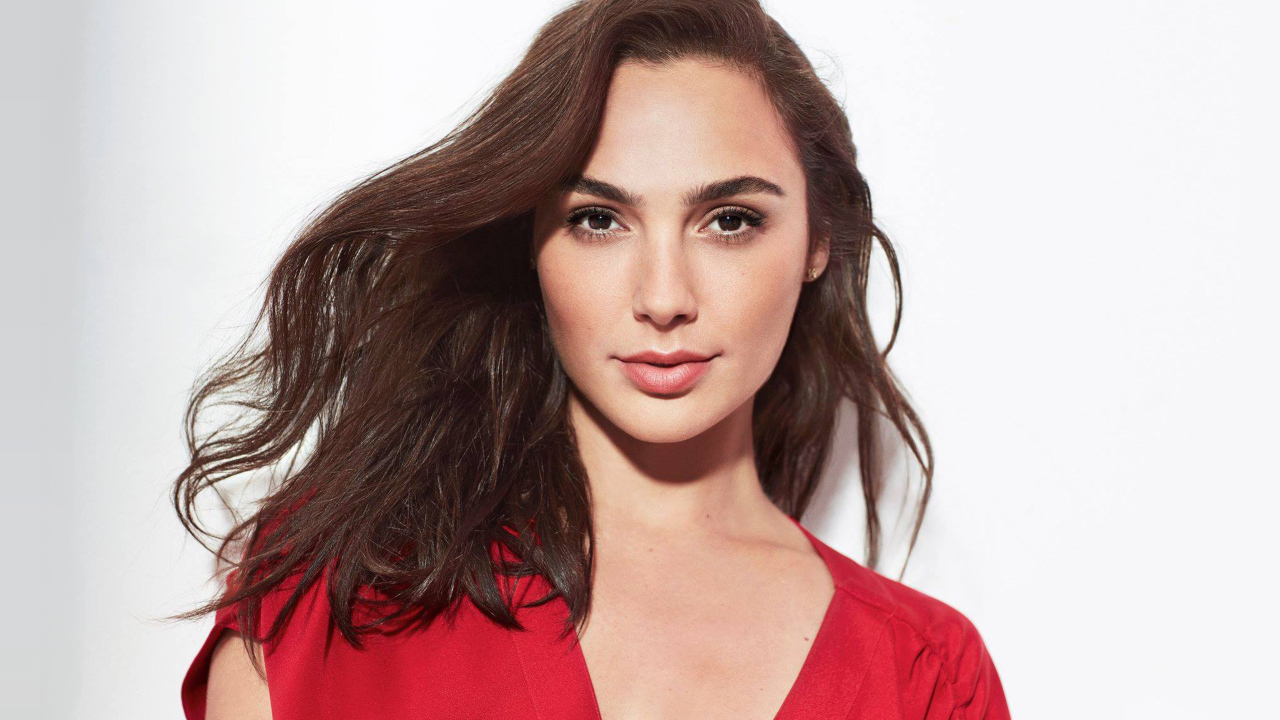 Актриса Галь Гадот в красном на белом фоне