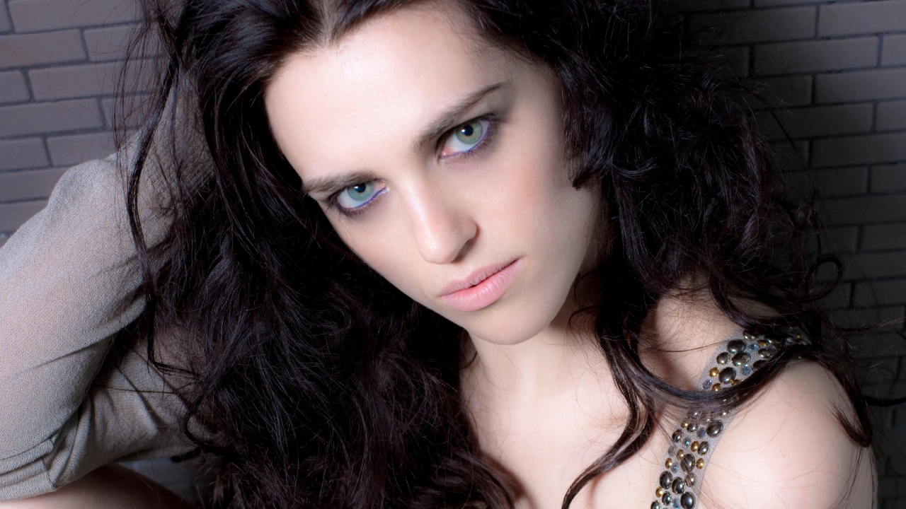 Актриса Кэти Макграт у стены крупным планом