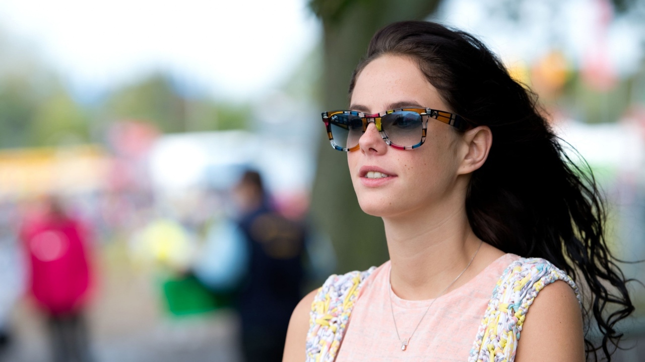 Актриса Кая Скоделарио в солнечных очках