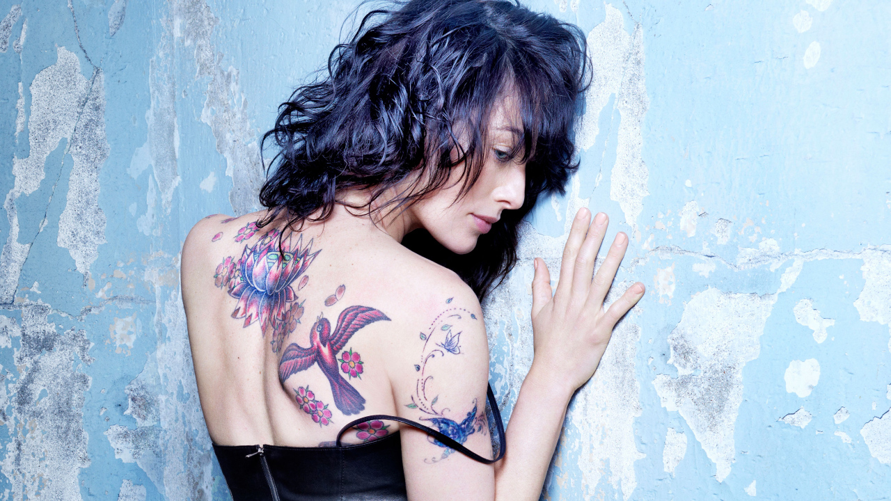 Актриса Лена Хиди с татуировками на теле у стены