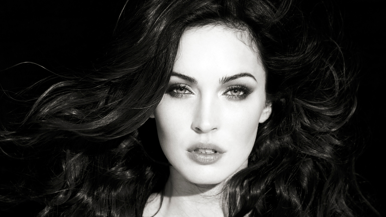 Актриса Меган Фокс черно белое фото крупным планом
