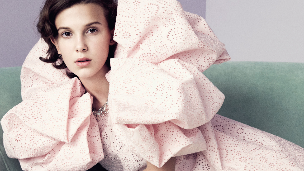 Актриса Милли Браун в розовом платье 