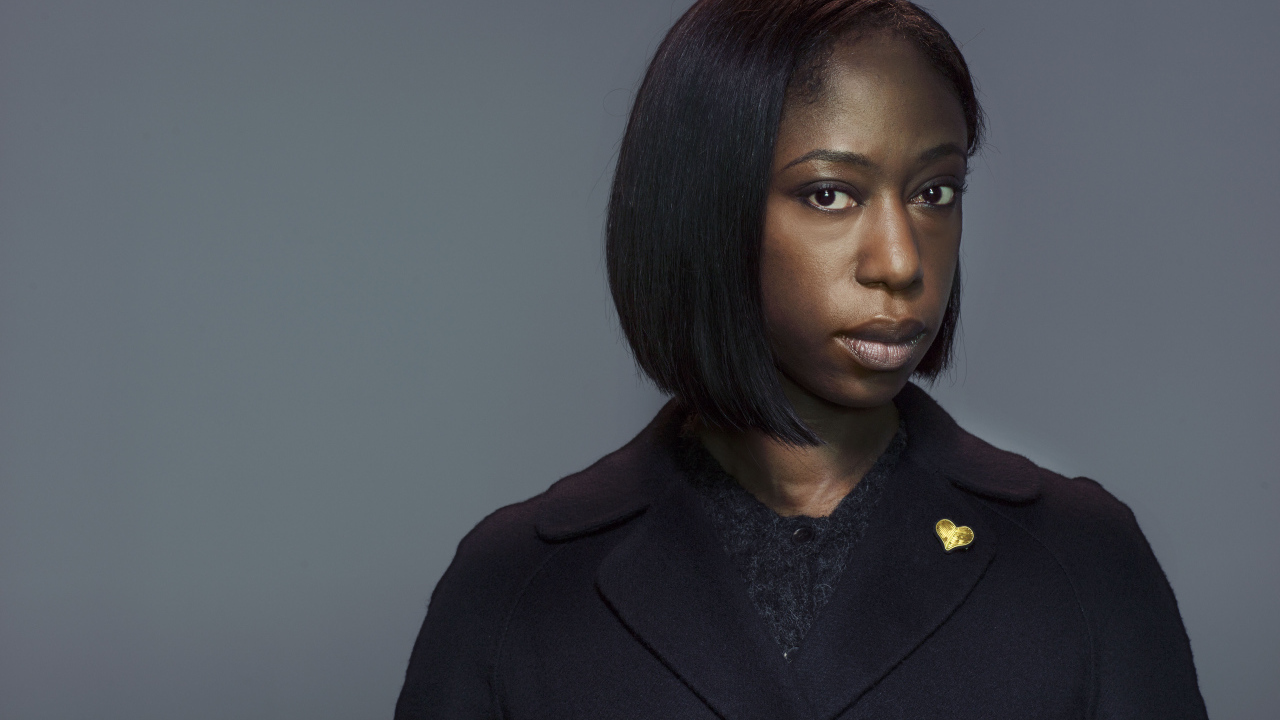 Актриса Никки Амука-Бёрд на сером фоне