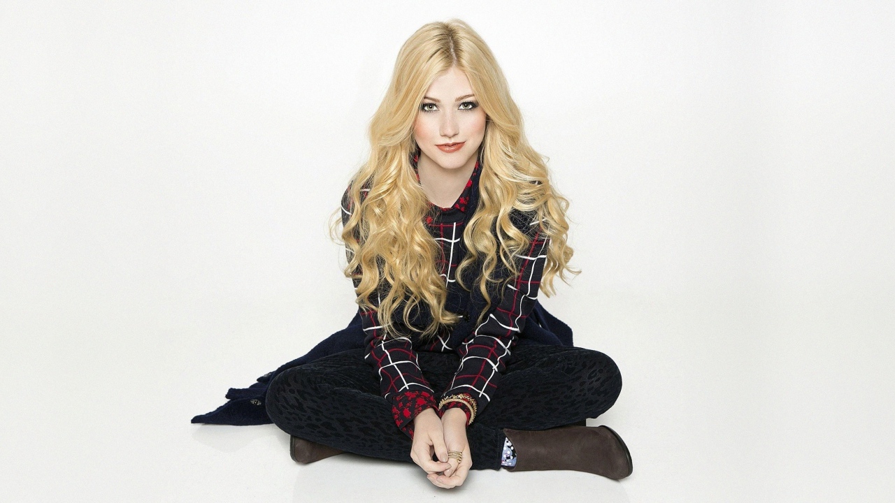 Американская актриса Кэтрин Макнамара на белом фоне