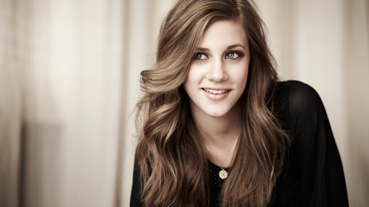 Американская актриса Лили Рейнхарт с милой улыбкой