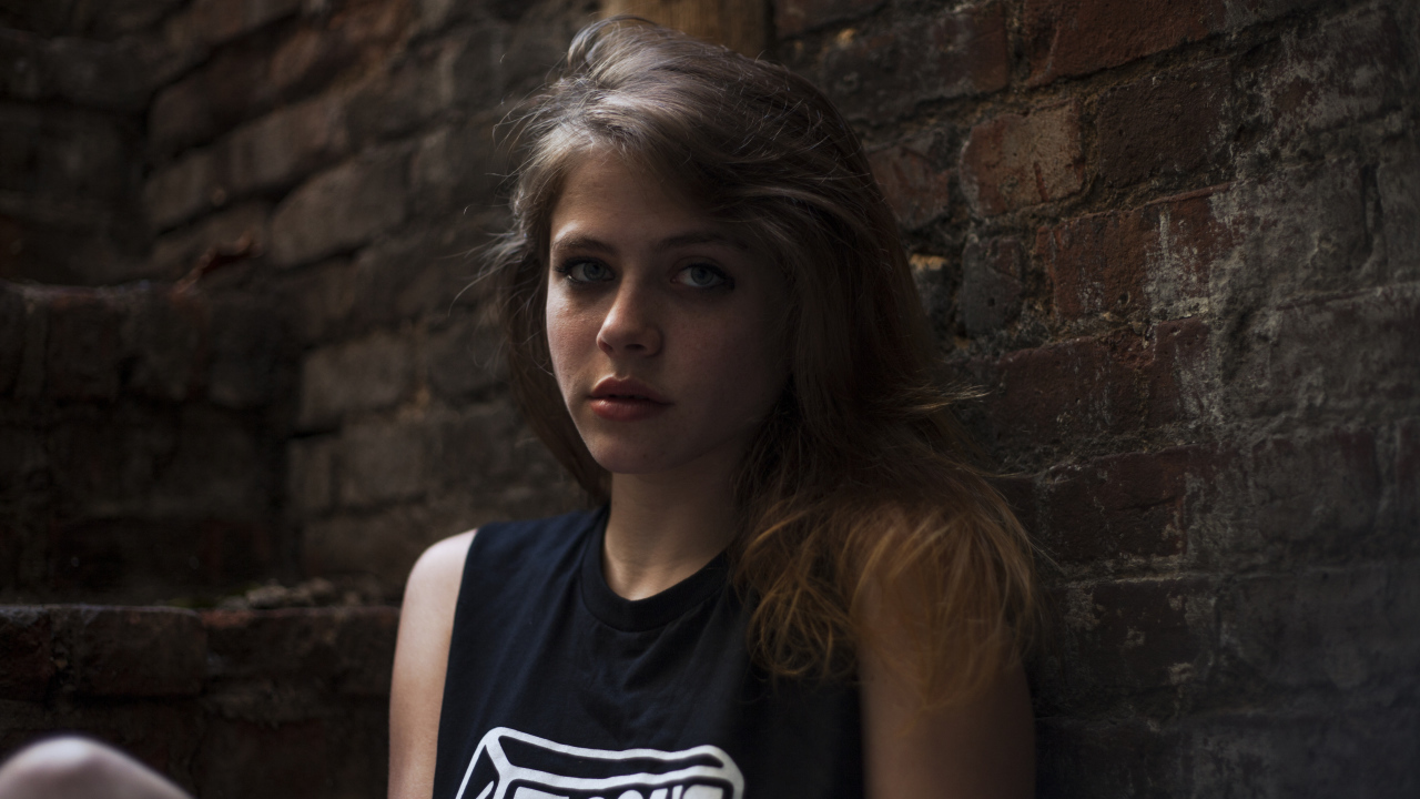 Американская актриса Оливия Луккарди у стены