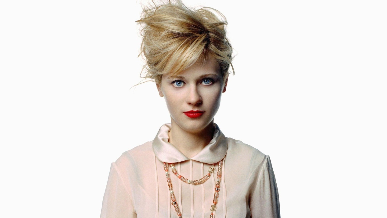 Американская актриса Зоуи Дешанель на белом фоне