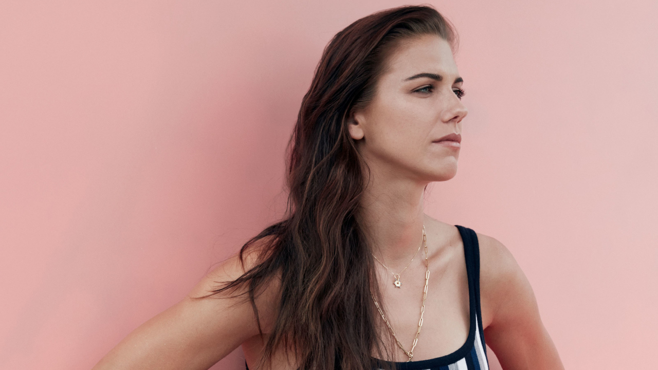 Американская футболистка Алекс Морган на розовом фоне