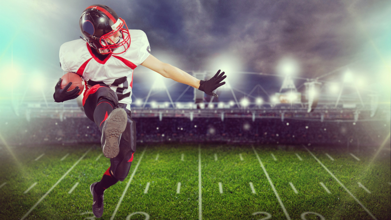 Игрок в американский футбол с мячом на поле