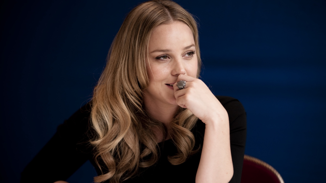 Австралийская актриса Эбби Корниш в черном платье