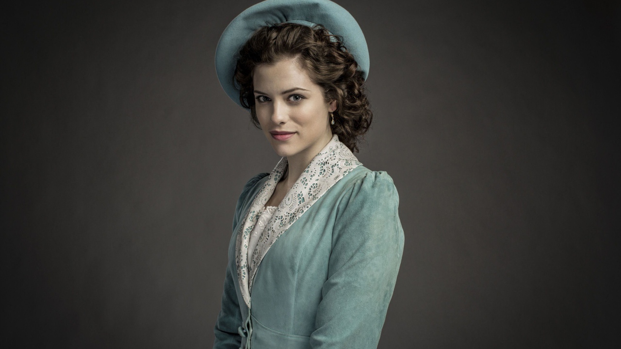 Красивая австралийская актриса Джессика де Гау в шляпке 