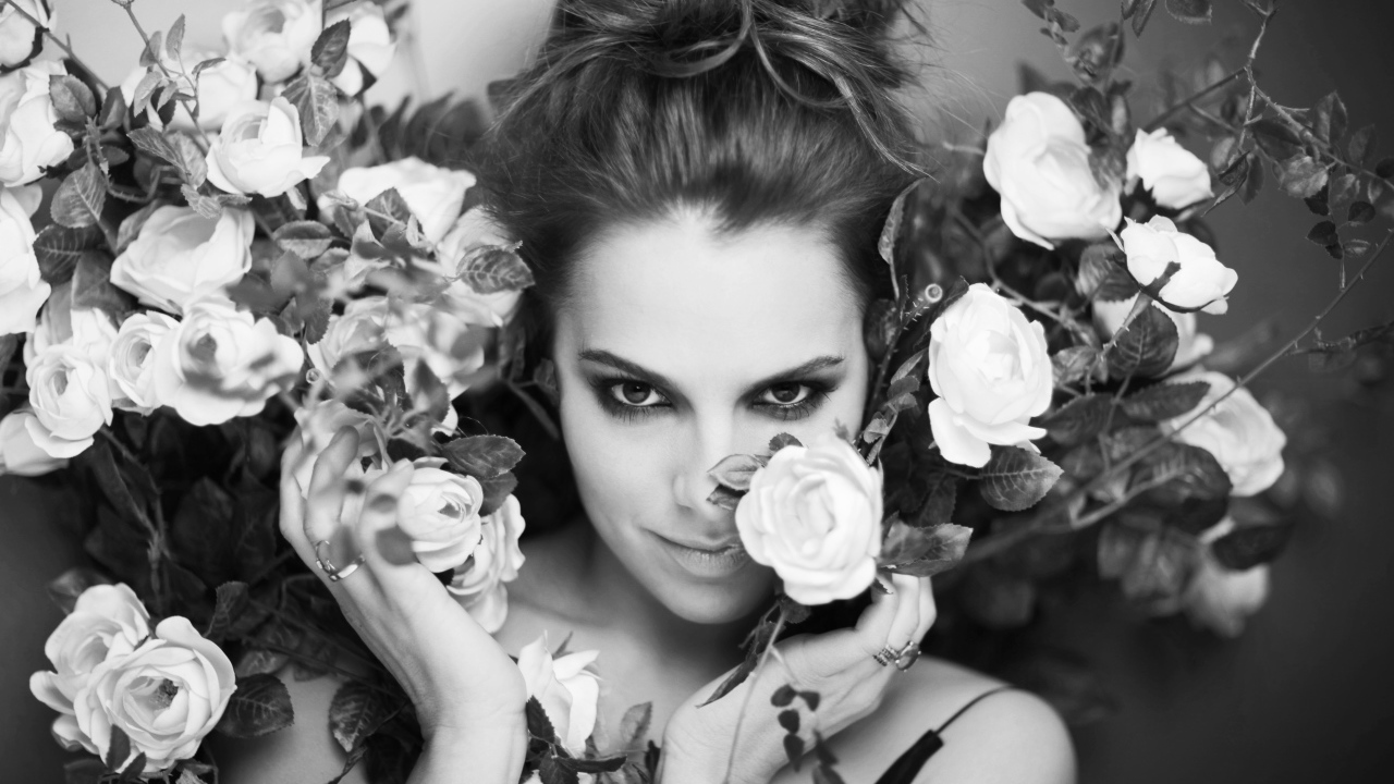 Красивая швейцарская актриса Мелиа Крейлинг черно белое фото