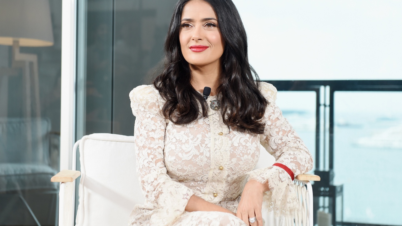 Красивая актриса Сальма Хайек в белом платье в кресле