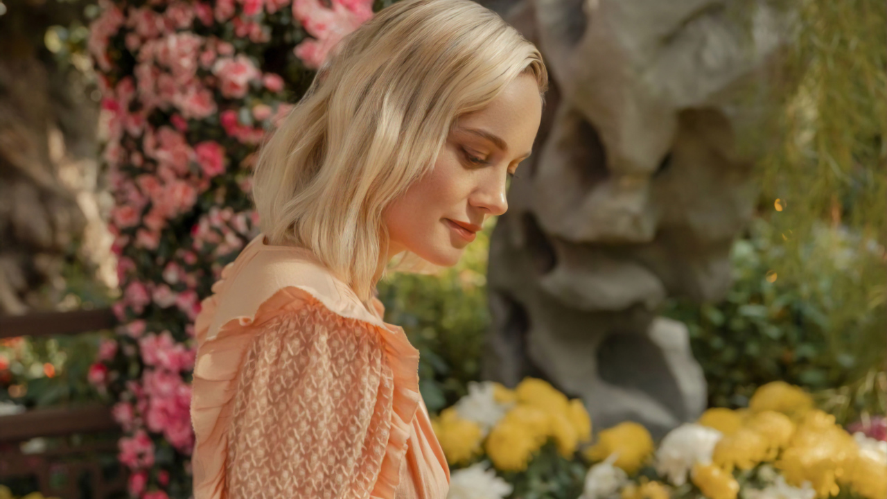 Красивая блондинка, актриса Бри Ларсон у цветов