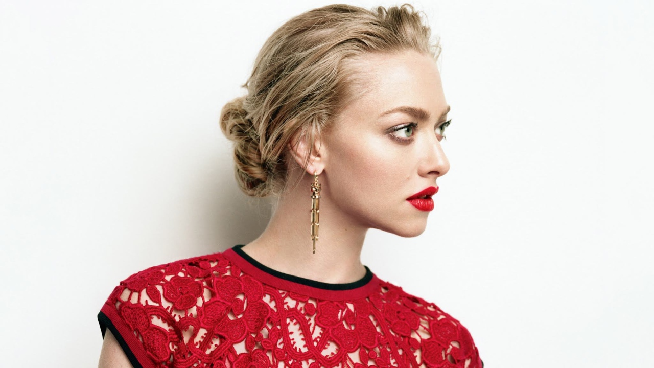 Красивая блондинка в красном платье, актриса Аманда Сейфрид