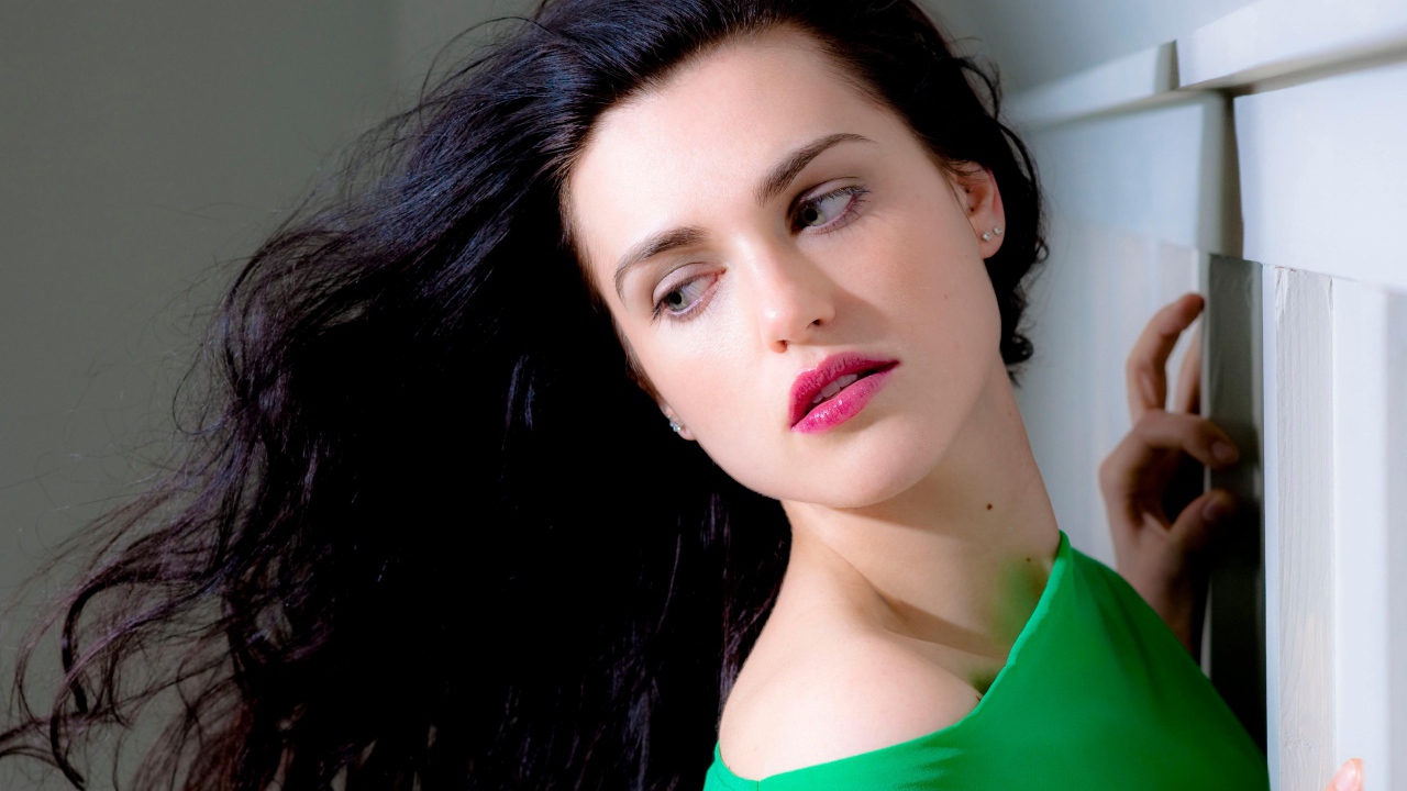 Красивая брюнетка Кэти Макграт с розовыми губами