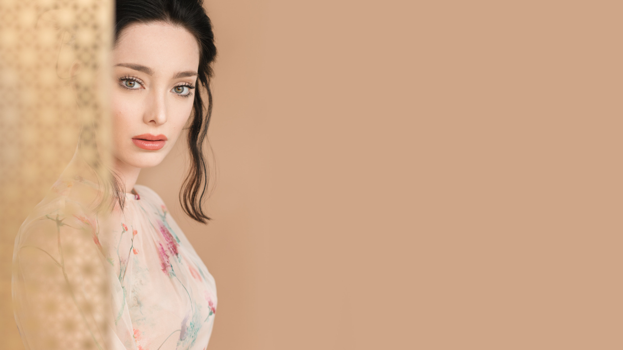 Красивая женщина, актриса Эмма Дюмон за шторой 