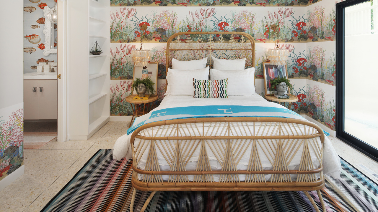 Спальня с большой кроватью  у окна 