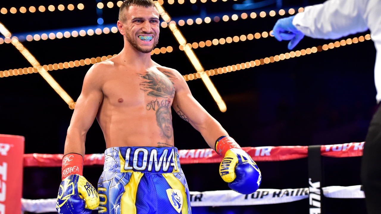 Боксер Василий Ломаченко в боевой форме на ринге