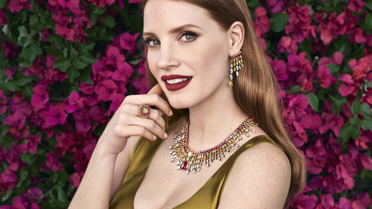 Яркая актриса Джессика Честейн с украшениями