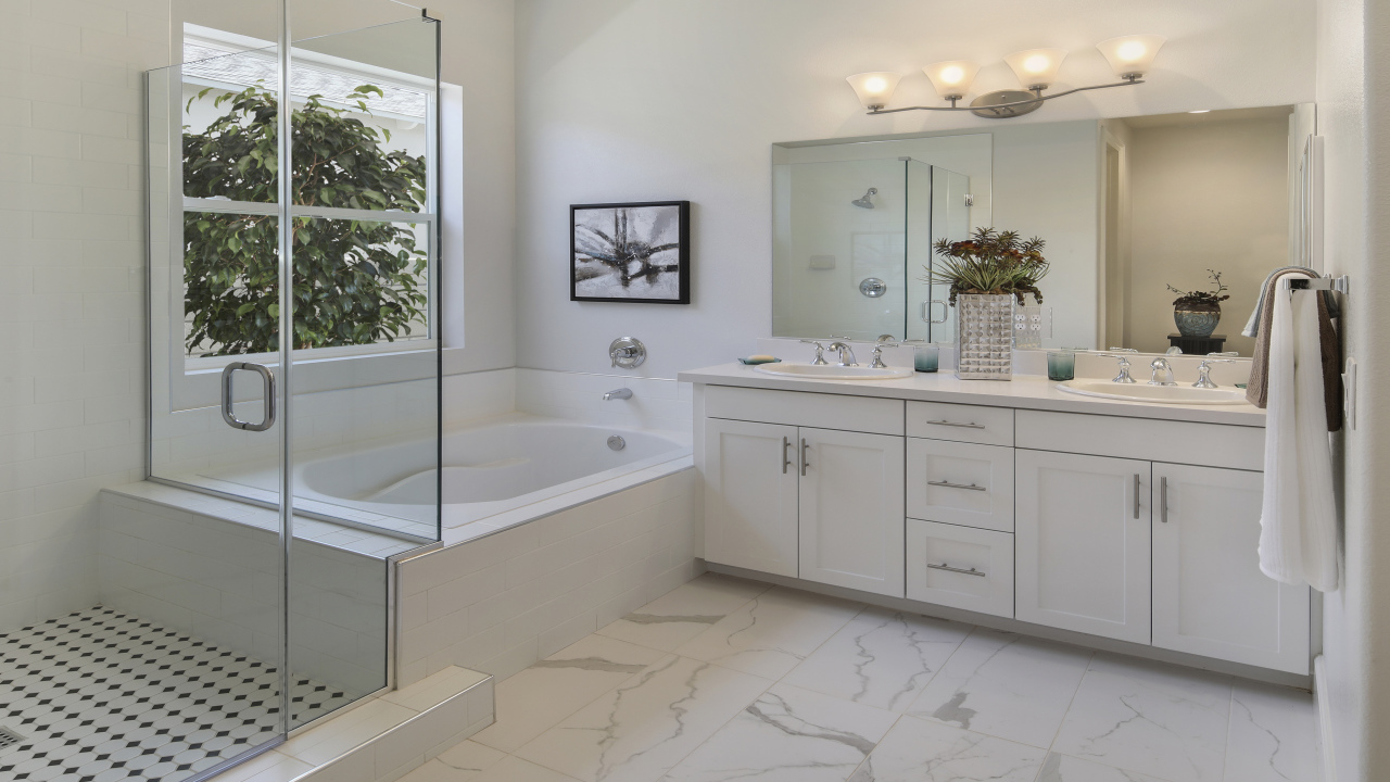 Светлая ванная комната с душем 