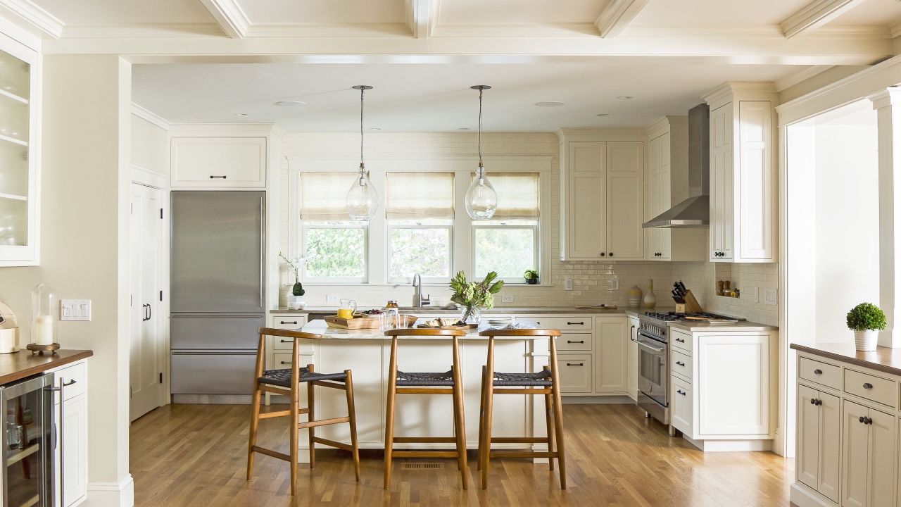 Светлая кухня с деревянными стульями 
