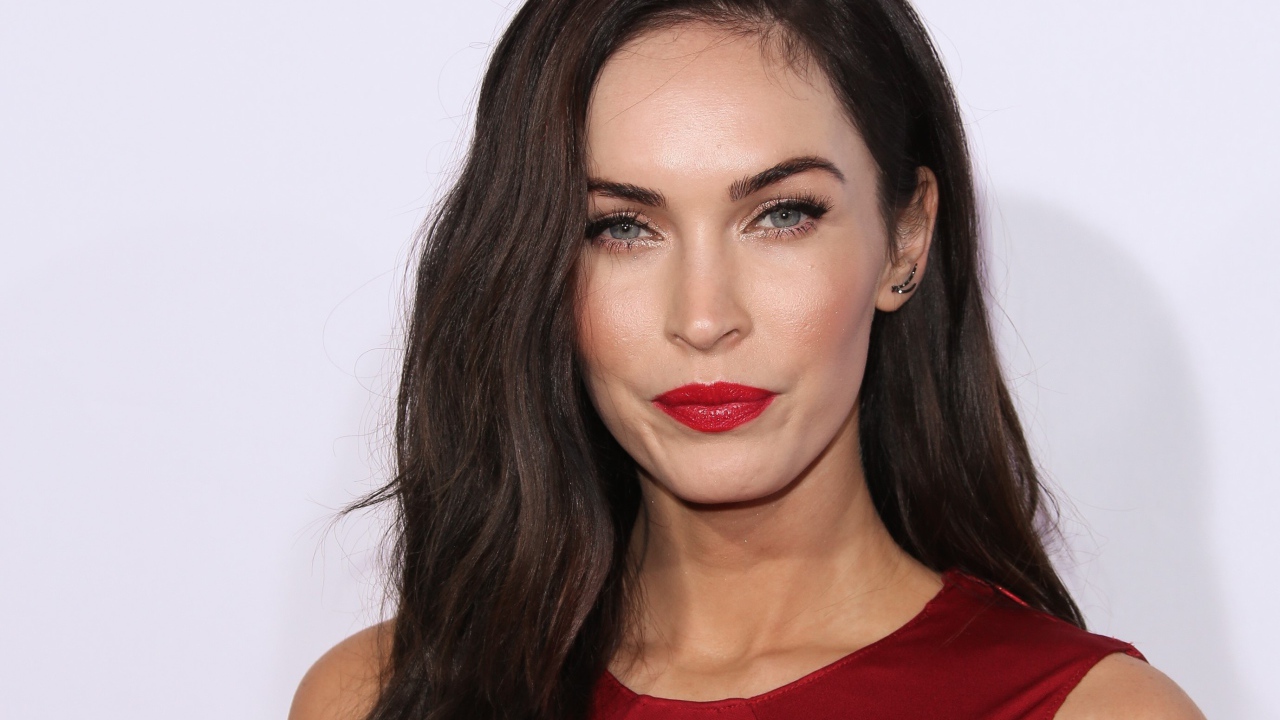 Яркая женщина, актриса  Меган Фокс на сером фоне