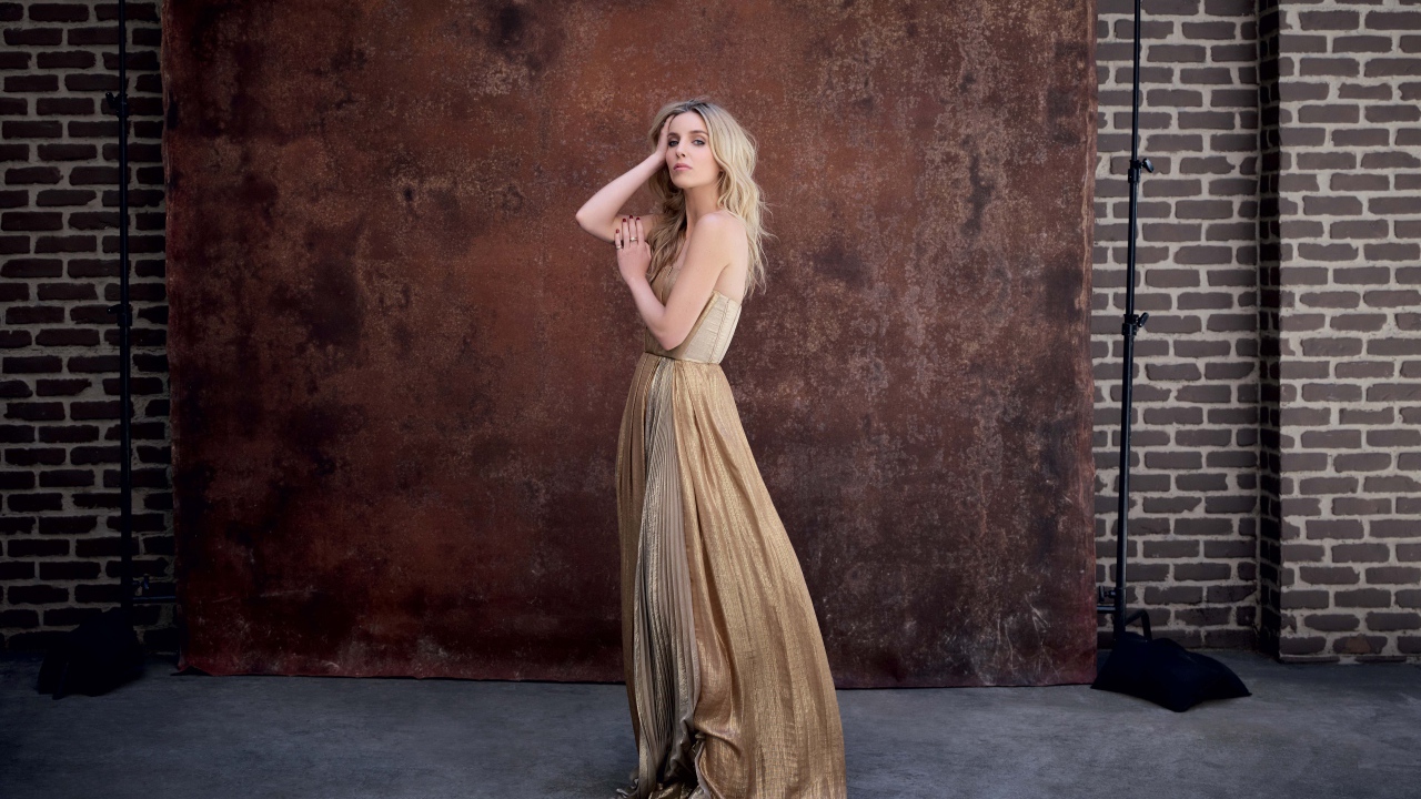 Британская актриса Аннабелль Уоллис в красивом платье у стены