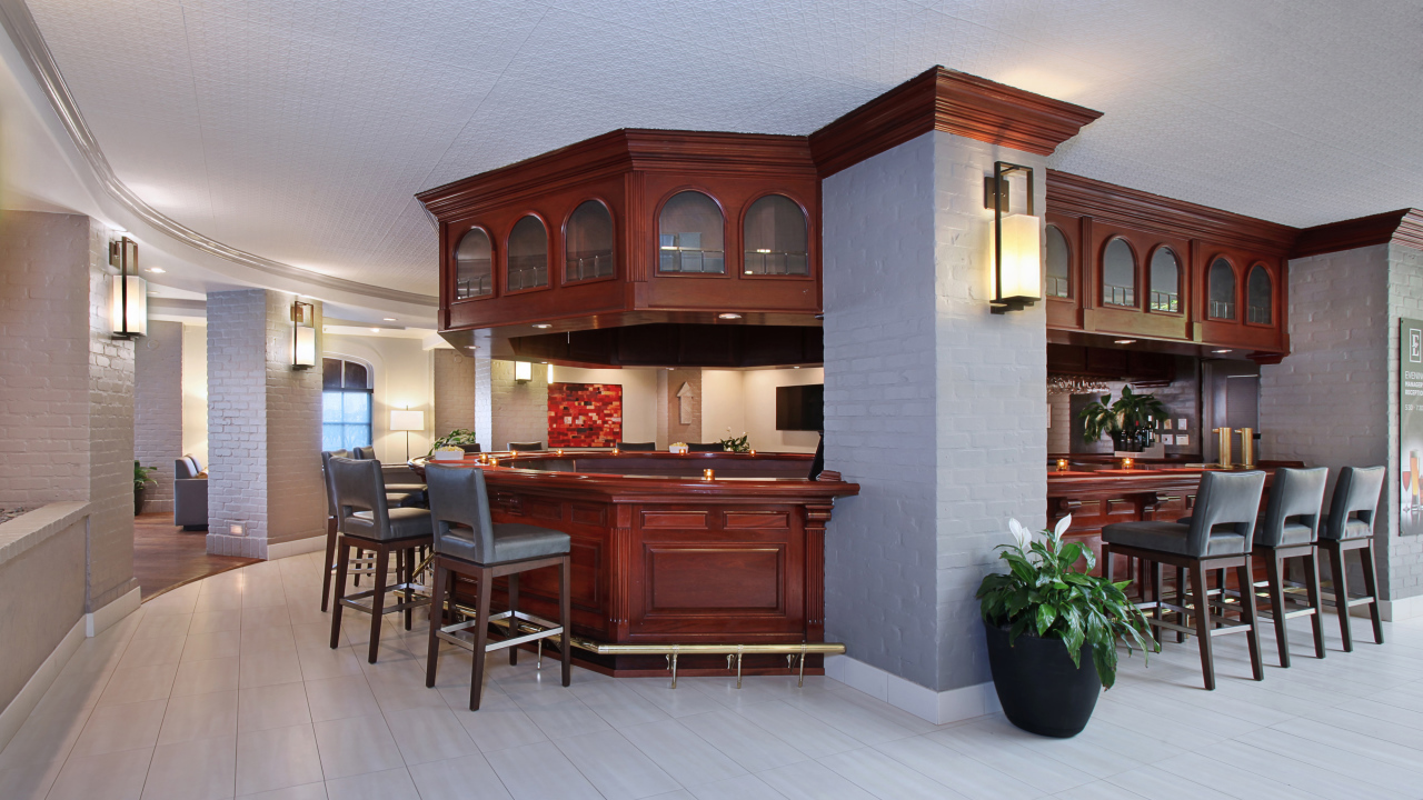 Коричневый деревянный кухонный гарнитур в просторной комнате