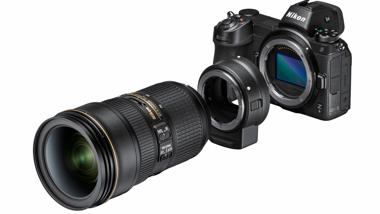 Фотоаппарат Nikon Z7 с объективом на белом фоне