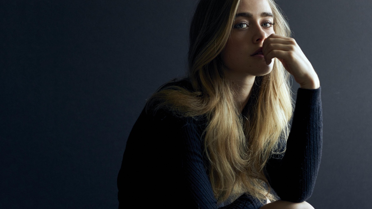 Канадская актриса Мелисса Роксбург на сером фоне