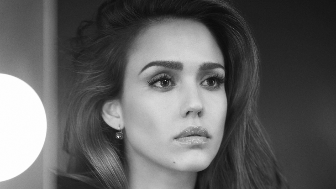 Лицо актрисы Джессики Альбы черно белое фото 