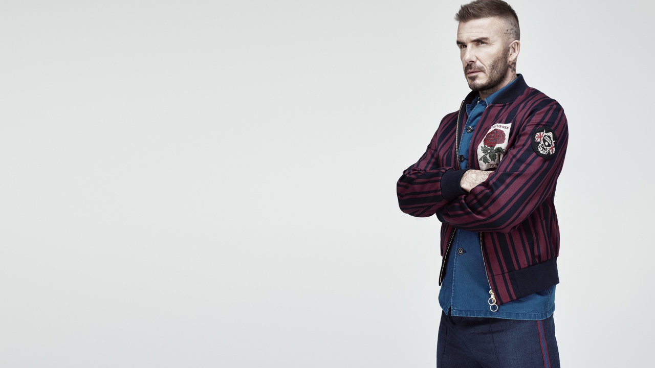 Красивый мужчина, футболист и модель Дэвид Бекхэм на сером фоне