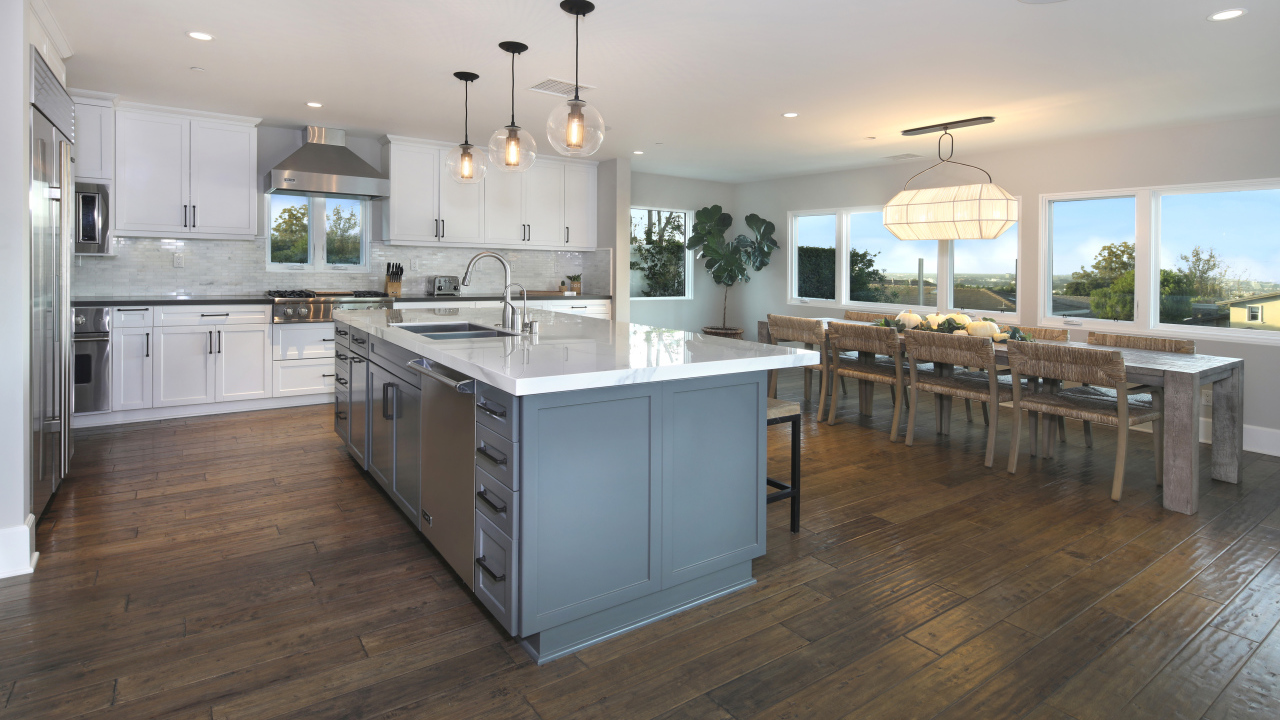 Кухня в серых тонах с большим столом у окна 