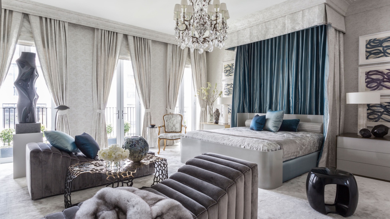 Большая спальня с мебелью и большими окнами