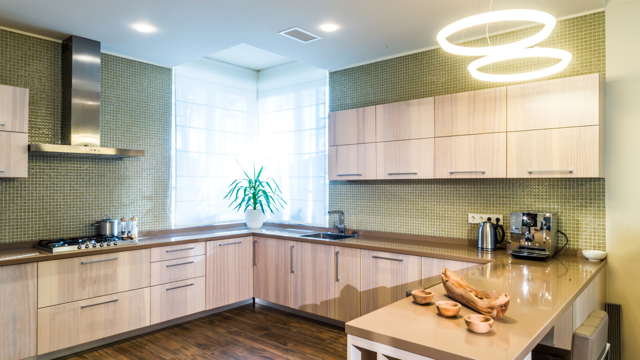 Большая кухня с гарнитуром 