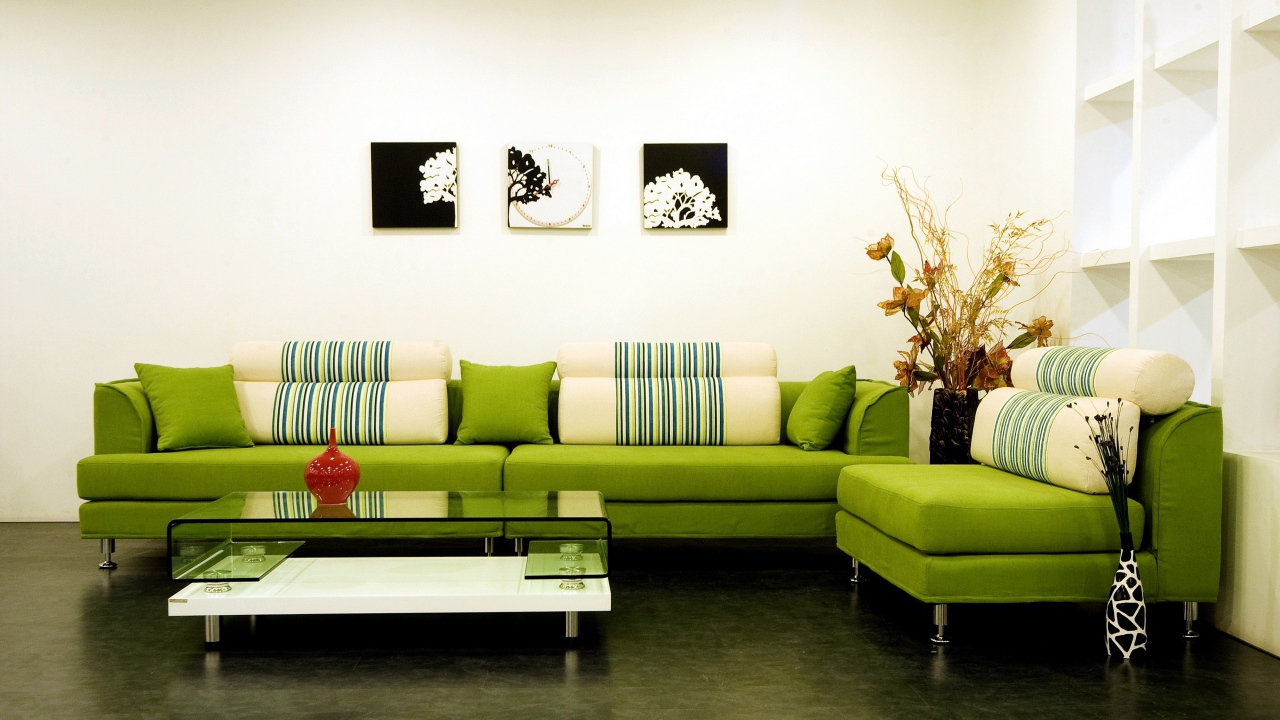 Гостиная комната с большим зеленым диваном 