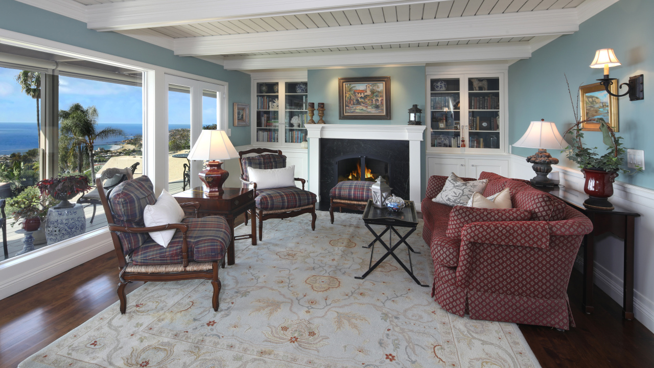 Гостиная комната с большим мягким диваном, креслами и камином 