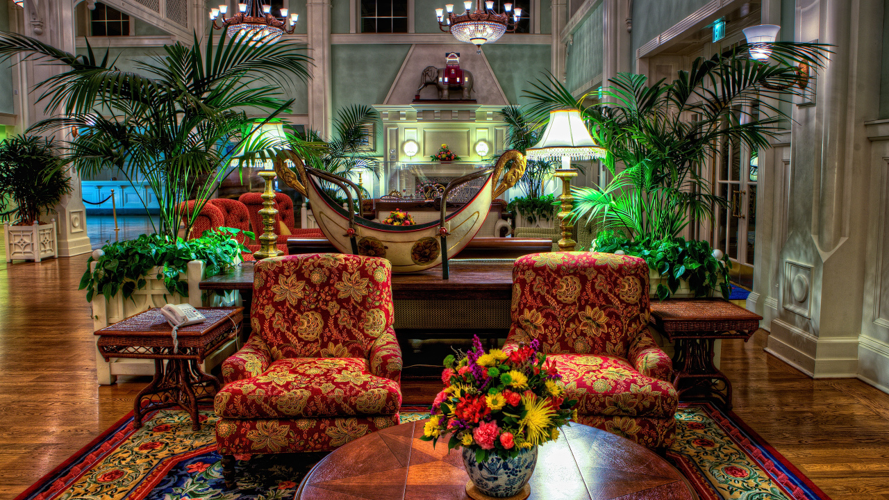 Гостиная комната с винтажной мебелью и пальмами 