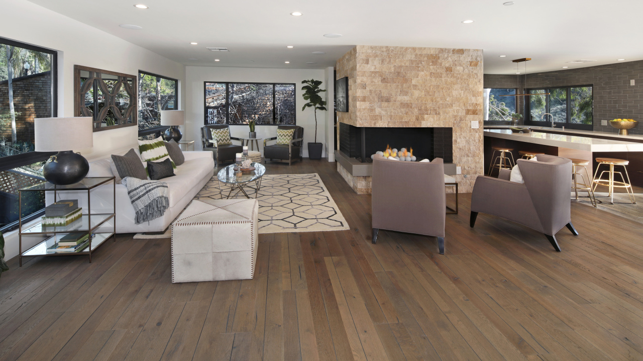 Много мебели в гостиной комнате с декоративным камином