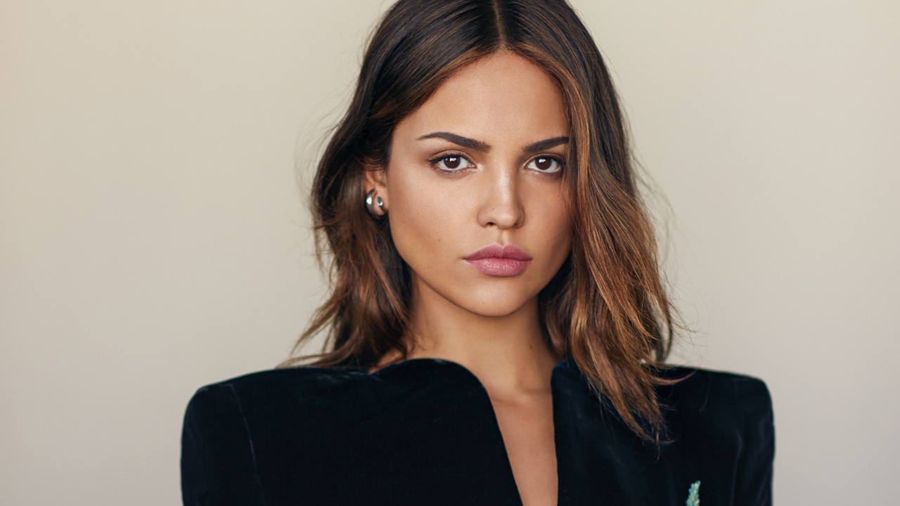 Мексиканская актриса Эйса Гонсалес на сером фоне