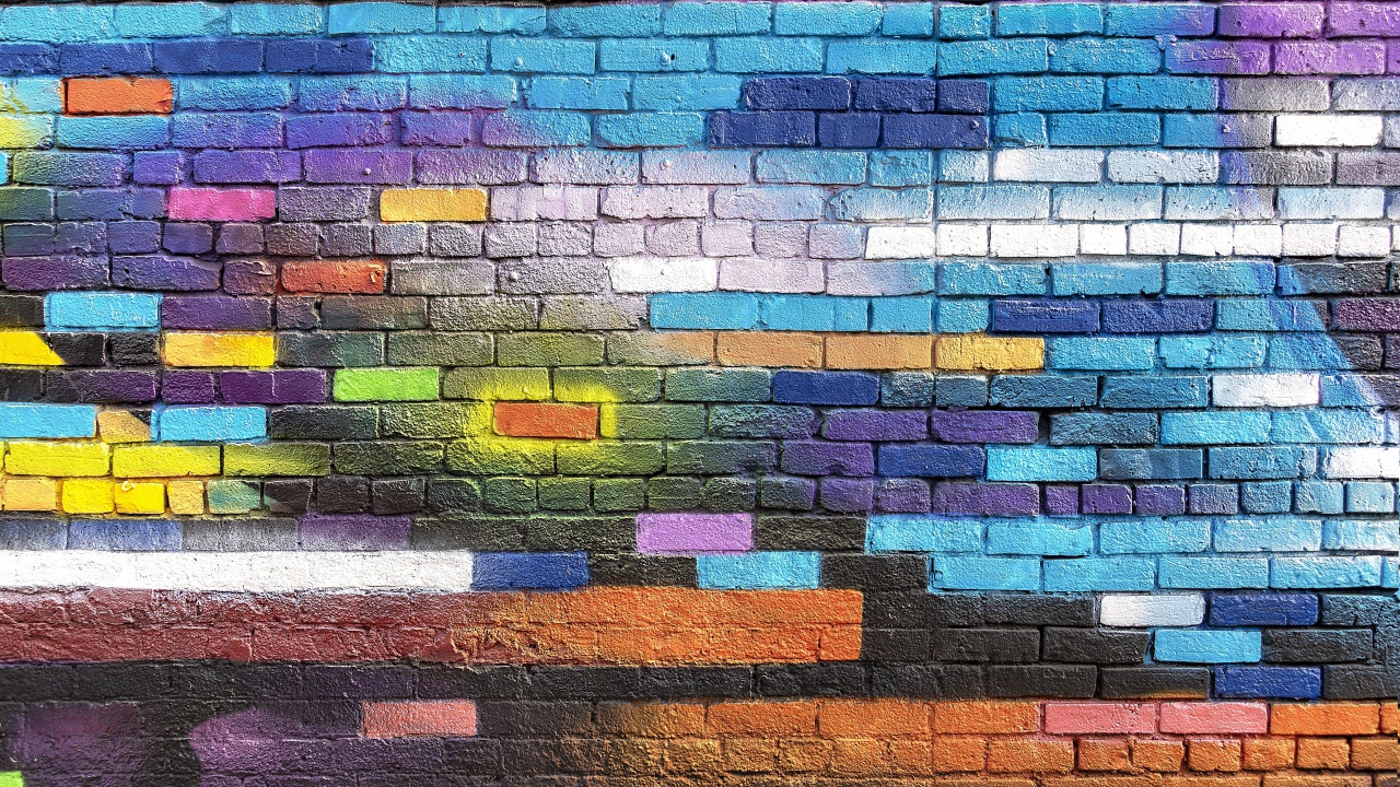 Разноцветное граффити на кирпичной стене