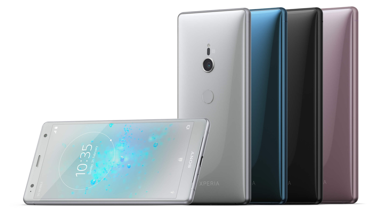 Разноцветные тонкие смартфоны Sony Xperia XZ2 на белом фоне