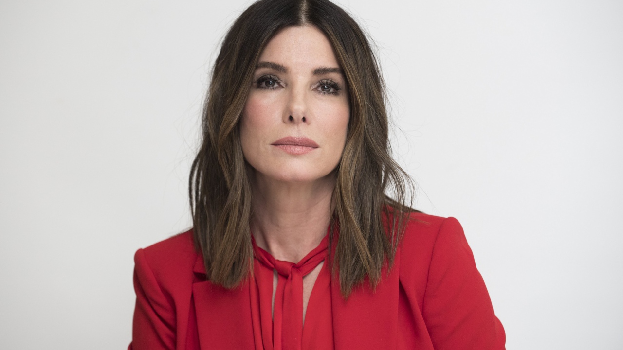 Популярная актриса Сандра Буллок в красном костюме 